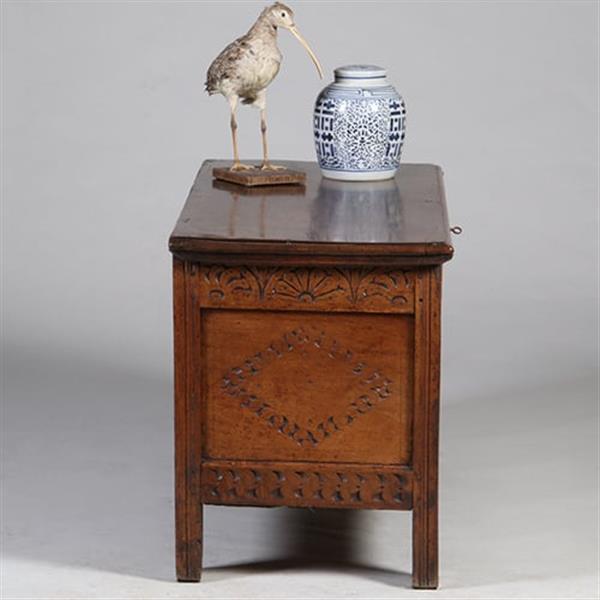 Grote foto grote hollandse 17e eeuwse kist met plat deksel en panelen in het front no.971305 antiek en kunst stoelen en banken