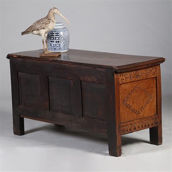 Grote foto grote hollandse 17e eeuwse kist met plat deksel en panelen in het front no.971305 antiek en kunst stoelen en banken