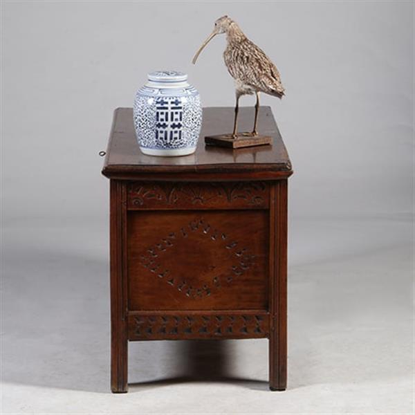 Grote foto grote hollandse 17e eeuwse kist met plat deksel en panelen in het front no.971305 antiek en kunst stoelen en banken