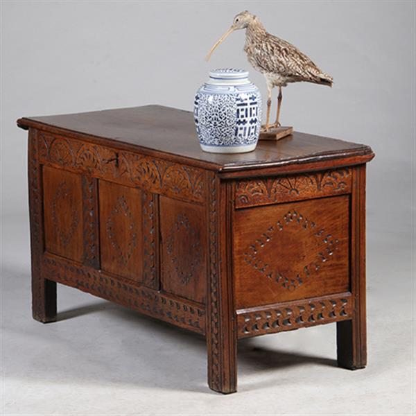 Grote foto grote hollandse 17e eeuwse kist met plat deksel en panelen in het front no.971305 antiek en kunst stoelen en banken