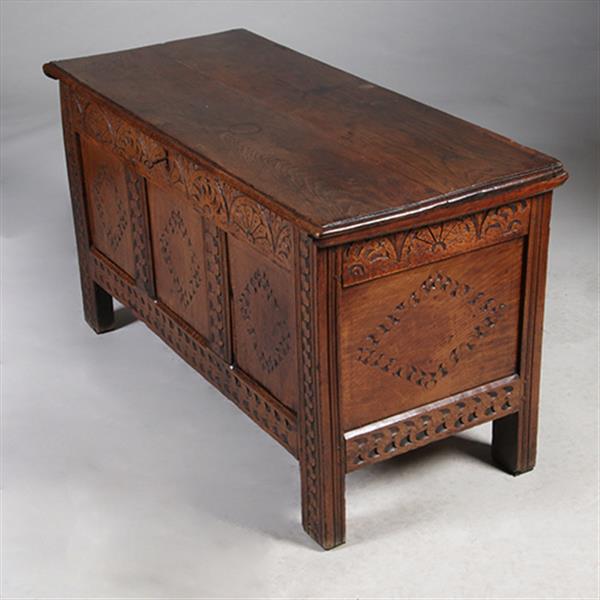 Grote foto grote hollandse 17e eeuwse kist met plat deksel en panelen in het front no.971305 antiek en kunst stoelen en banken