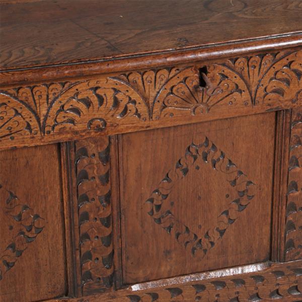 Grote foto grote hollandse 17e eeuwse kist met plat deksel en panelen in het front no.971305 antiek en kunst stoelen en banken