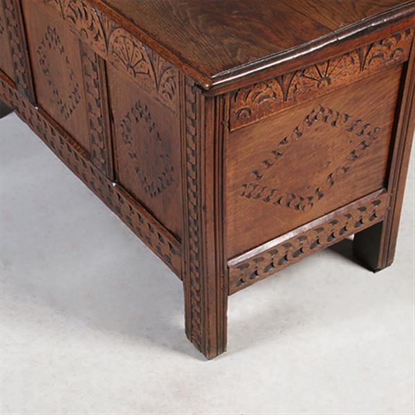 Grote foto grote hollandse 17e eeuwse kist met plat deksel en panelen in het front no.971305 antiek en kunst stoelen en banken