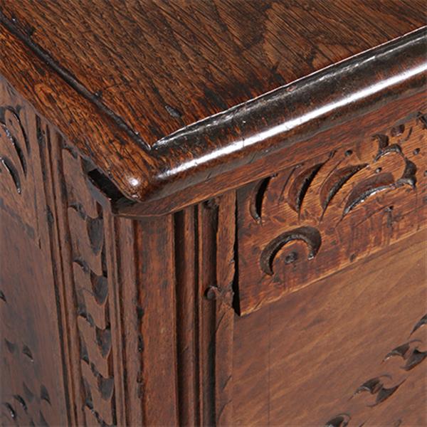 Grote foto grote hollandse 17e eeuwse kist met plat deksel en panelen in het front no.971305 antiek en kunst stoelen en banken