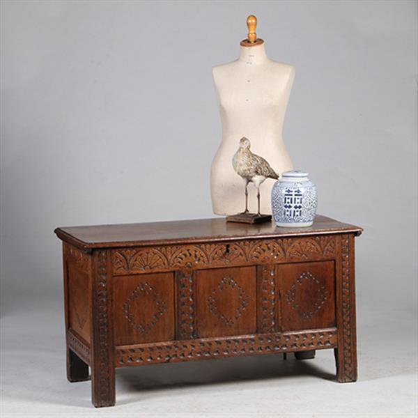 Grote foto grote hollandse 17e eeuwse kist met plat deksel en panelen in het front no.971305 antiek en kunst stoelen en banken