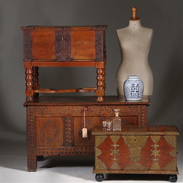 Grote foto grote hollandse 17e eeuwse kist met plat deksel en panelen in het front no.971305 antiek en kunst stoelen en banken