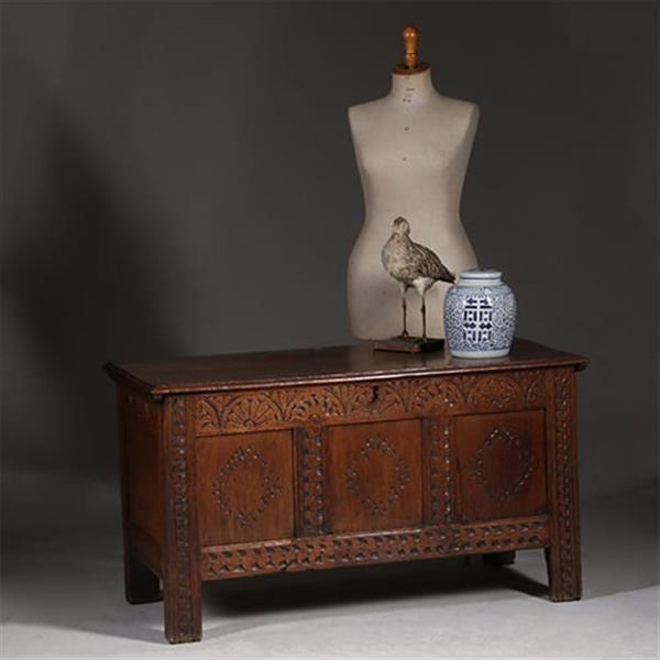 Grote foto grote hollandse 17e eeuwse kist met plat deksel en panelen in het front no.971305 antiek en kunst stoelen en banken