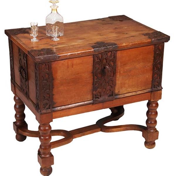 Grote foto scandinavische kist op onderstel met kruis en met ijzer beslag ca 1825 no.342065 antiek en kunst stoelen en banken