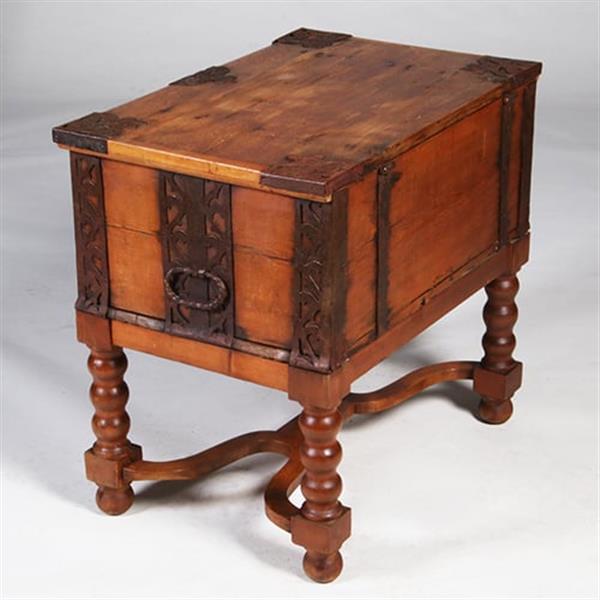 Grote foto scandinavische kist op onderstel met kruis en met ijzer beslag ca 1825 no.342065 antiek en kunst stoelen en banken