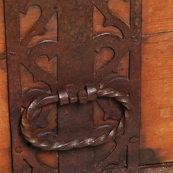 Grote foto scandinavische kist op onderstel met kruis en met ijzer beslag ca 1825 no.342065 antiek en kunst stoelen en banken