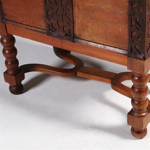 Grote foto scandinavische kist op onderstel met kruis en met ijzer beslag ca 1825 no.342065 antiek en kunst stoelen en banken