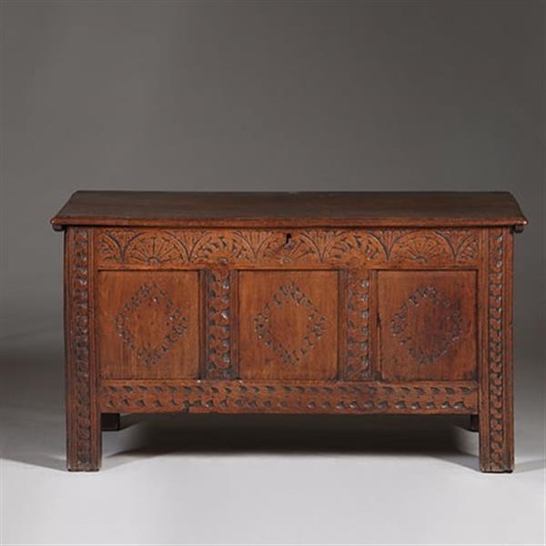 Grote foto grote hollandse 17e eeuwse kist met plat deksel en panelen in het front no.971305 antiek en kunst stoelen en banken