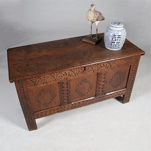 Grote foto grote hollandse 17e eeuwse kist met plat deksel en panelen in het front no.971305 antiek en kunst stoelen en banken