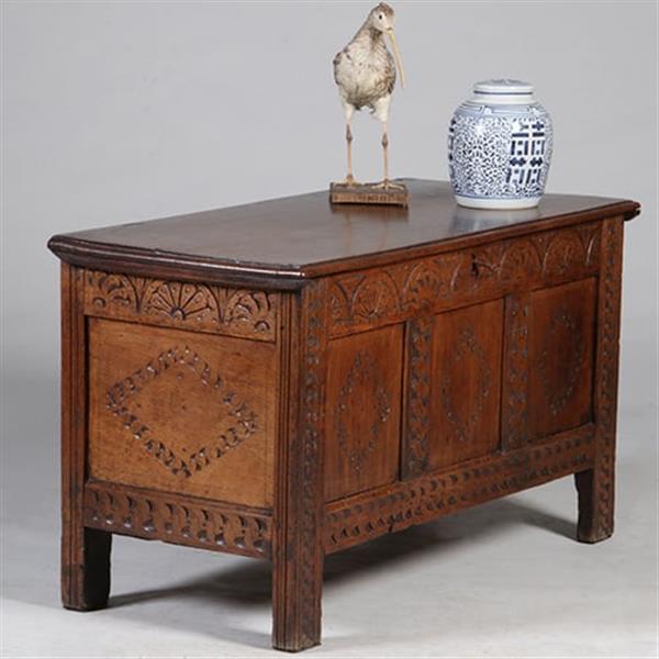 Grote foto grote hollandse 17e eeuwse kist met plat deksel en panelen in het front no.971305 antiek en kunst stoelen en banken