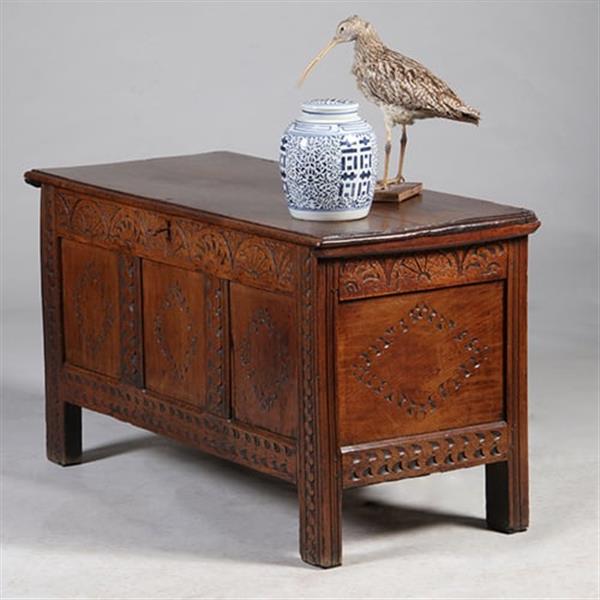 Grote foto grote hollandse 17e eeuwse kist met plat deksel en panelen in het front no.971305 antiek en kunst stoelen en banken