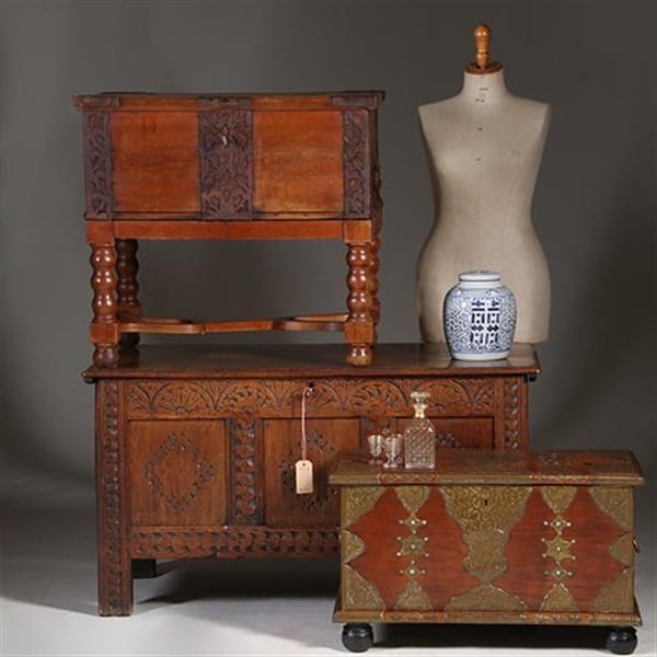 Grote foto grote hollandse 17e eeuwse kist met plat deksel en panelen in het front no.971305 antiek en kunst stoelen en banken