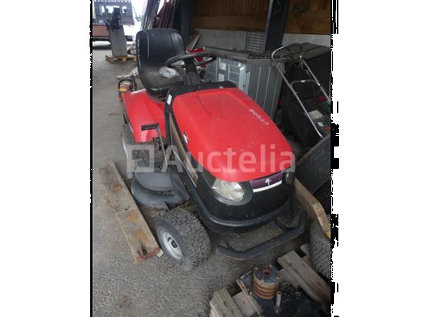 Grote foto 1tractor en 2 grasmaaiers tuin en terras zitmaaiers