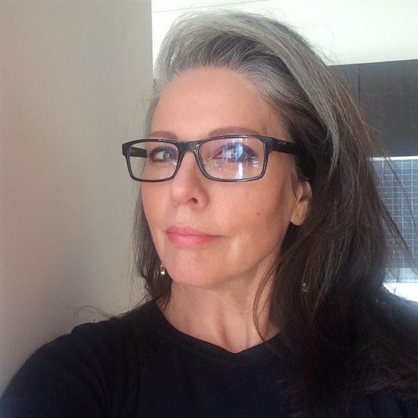 Grote foto blijf altijd vertrouwen hebben contacten en berichten vrouw zoekt man