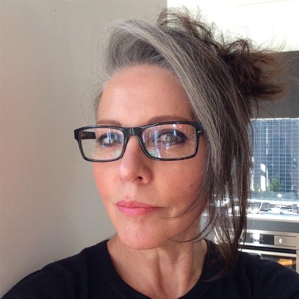 Grote foto blijf altijd vertrouwen hebben contacten en berichten vrouw zoekt man