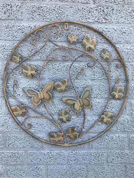 Grote foto een metalen wandornament met bladeren en vlinders zeer decoratief tuin en terras tuindecoratie