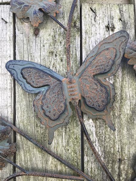 Grote foto een metalen wandornament met bladeren en vlinders zeer decoratief tuin en terras tuindecoratie
