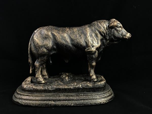 Grote foto een prachtig beeld van een stier gemaakt van gietijzer tuin en terras tuindecoratie