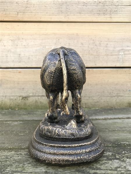 Grote foto een prachtig beeld van een stier gemaakt van gietijzer tuin en terras tuindecoratie