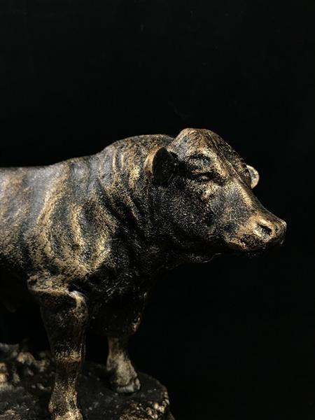 Grote foto een prachtig beeld van een stier gemaakt van gietijzer tuin en terras tuindecoratie