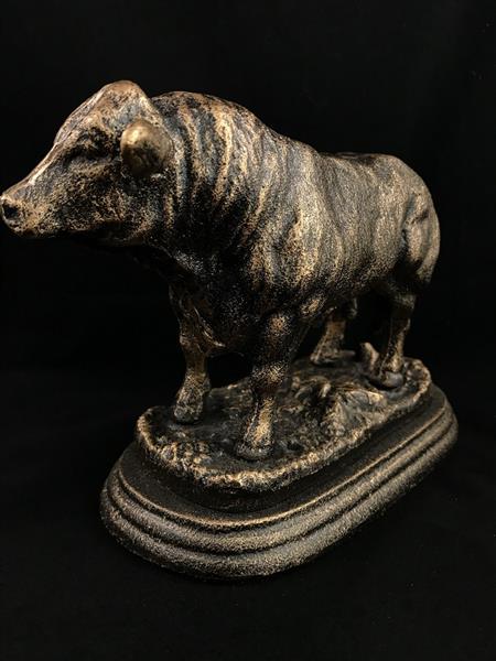 Grote foto een prachtig beeld van een stier gemaakt van gietijzer tuin en terras tuindecoratie