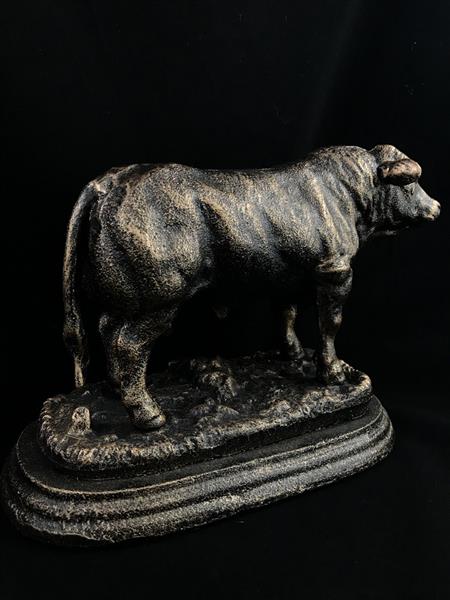 Grote foto een prachtig beeld van een stier gemaakt van gietijzer tuin en terras tuindecoratie