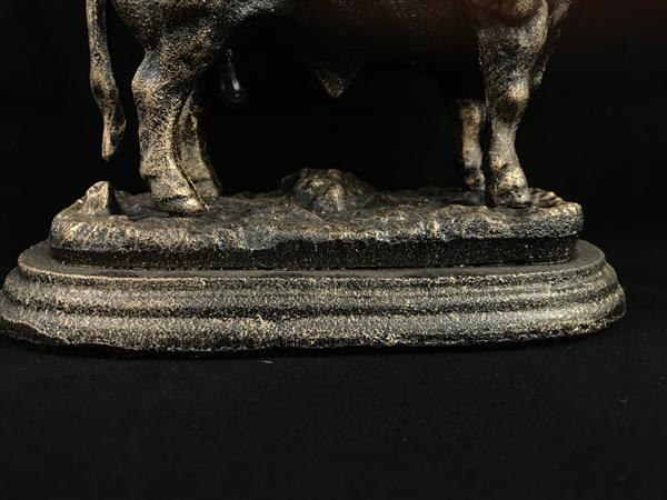 Grote foto een prachtig beeld van een stier gemaakt van gietijzer tuin en terras tuindecoratie