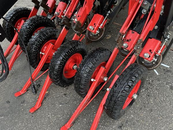 Grote foto j.j. broch t 3 knoflookrooier 3 rijen agrarisch oogstmachines