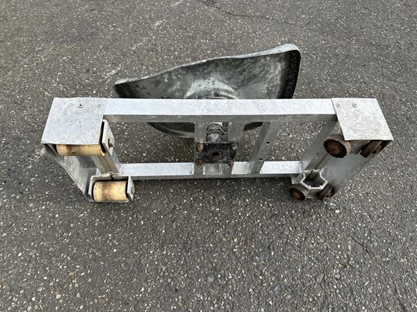 Grote foto buitendijk slaman buisrailwagen met zitje agrarisch tuinbouw