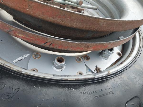 Grote foto dubbellucht 13.6 r48 met verloopring naar r38 inch. agrarisch wielen