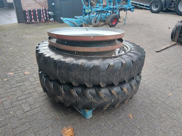 Grote foto dubbellucht 13.6 r48 met verloopring naar r38 inch. agrarisch wielen