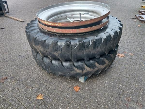 Grote foto dubbellucht 13.6 r48 met verloopring naar r38 inch. agrarisch wielen