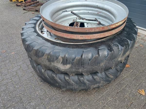 Grote foto dubbellucht 13.6 r48 met verloopring naar r38 inch. agrarisch wielen