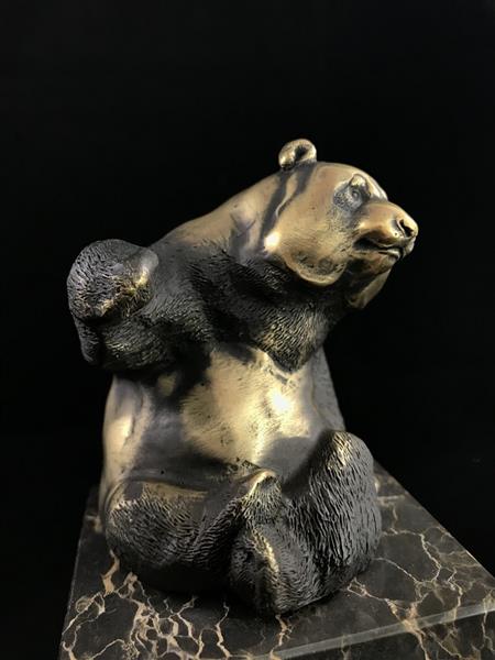 Grote foto een bronzen beeld sculptuur van een zittende panda op mooie grote voet tuin en terras tuindecoratie