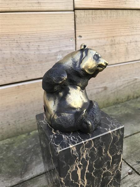 Grote foto een bronzen beeld sculptuur van een zittende panda op mooie grote voet tuin en terras tuindecoratie