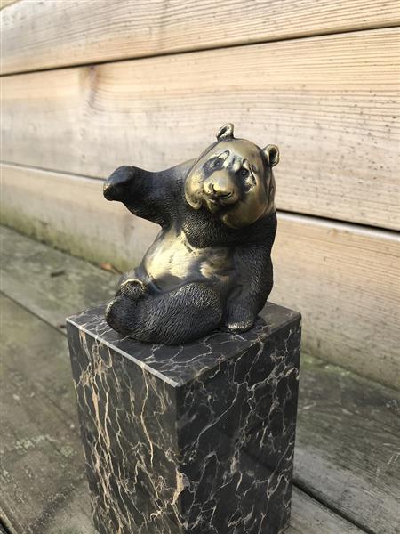 Grote foto een bronzen beeld sculptuur van een zittende panda op mooie grote voet tuin en terras tuindecoratie