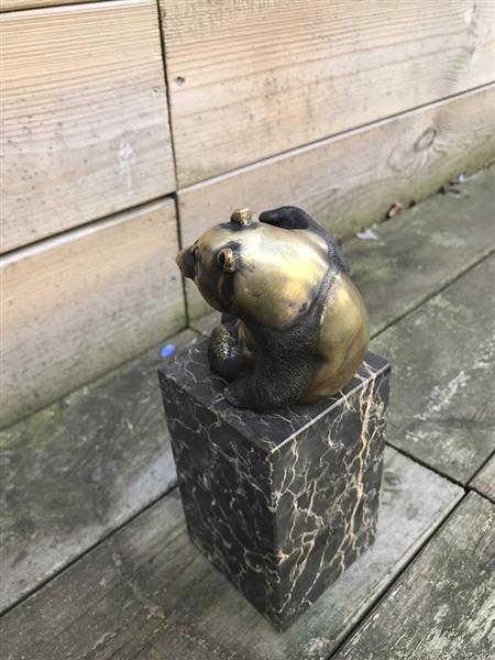 Grote foto een bronzen beeld sculptuur van een zittende panda op mooie grote voet tuin en terras tuindecoratie