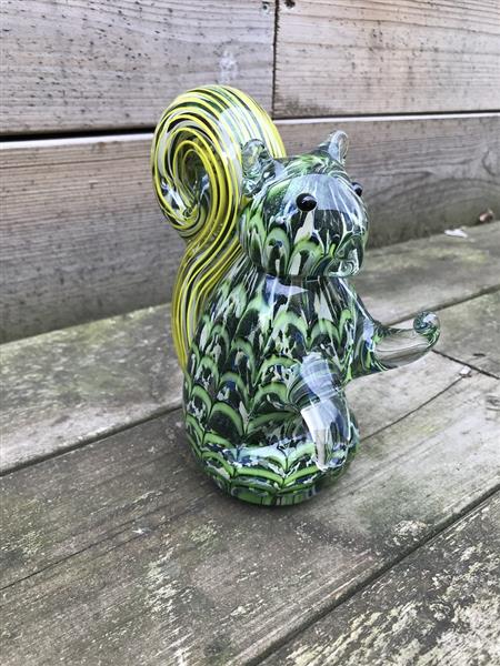 Grote foto een fraai glazen beeld van een eekhoorn een glazen kunstwerk tuin en terras tuindecoratie