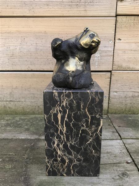 Grote foto een bronzen beeld sculptuur van een zittende panda op mooie grote voet tuin en terras tuindecoratie