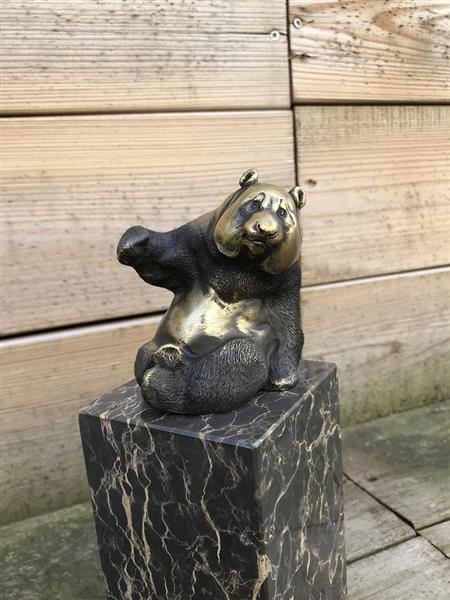 Grote foto een bronzen beeld sculptuur van een zittende panda op mooie grote voet tuin en terras tuindecoratie