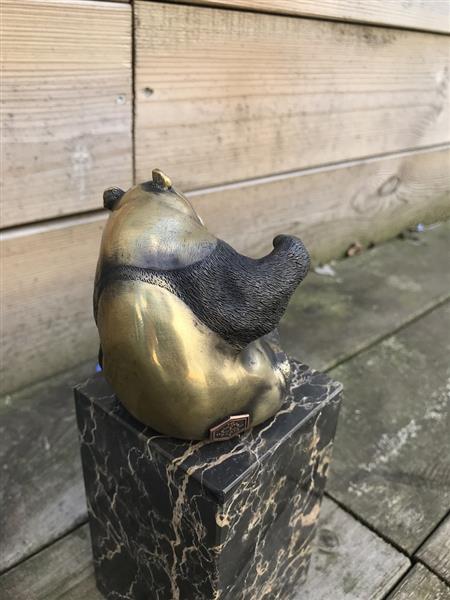 Grote foto een bronzen beeld sculptuur van een zittende panda op mooie grote voet tuin en terras tuindecoratie