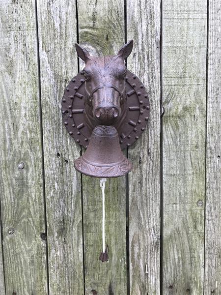 Grote foto een mooie deurbel met paardenhoofd gevestigd op een fraaie achtergrond heel leuk doe het zelf en verbouw deuren en horren