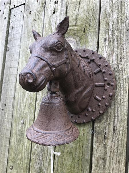 Grote foto een mooie deurbel met paardenhoofd gevestigd op een fraaie achtergrond heel leuk doe het zelf en verbouw deuren en horren