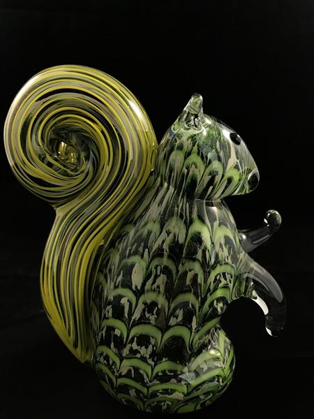 Grote foto een fraai glazen beeld van een eekhoorn een glazen kunstwerk tuin en terras tuindecoratie