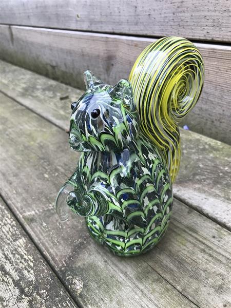 Grote foto een fraai glazen beeld van een eekhoorn een glazen kunstwerk tuin en terras tuindecoratie