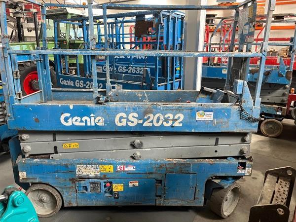 Grote foto genie hoogwerker schaarlift 2032 doe het zelf en verbouw hoogwerkers